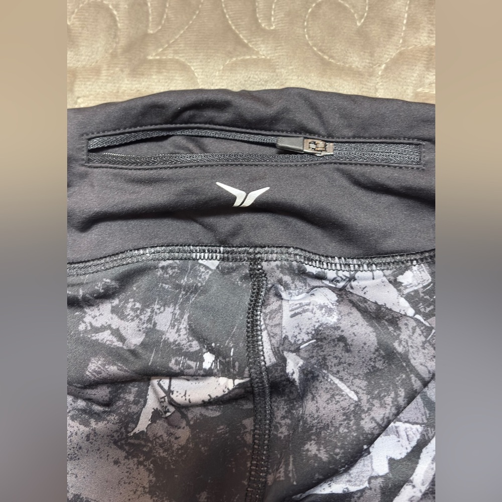 Old Navy Active Go-Dry Printed Leggings S Petite High Rise - Picture 4 of 5